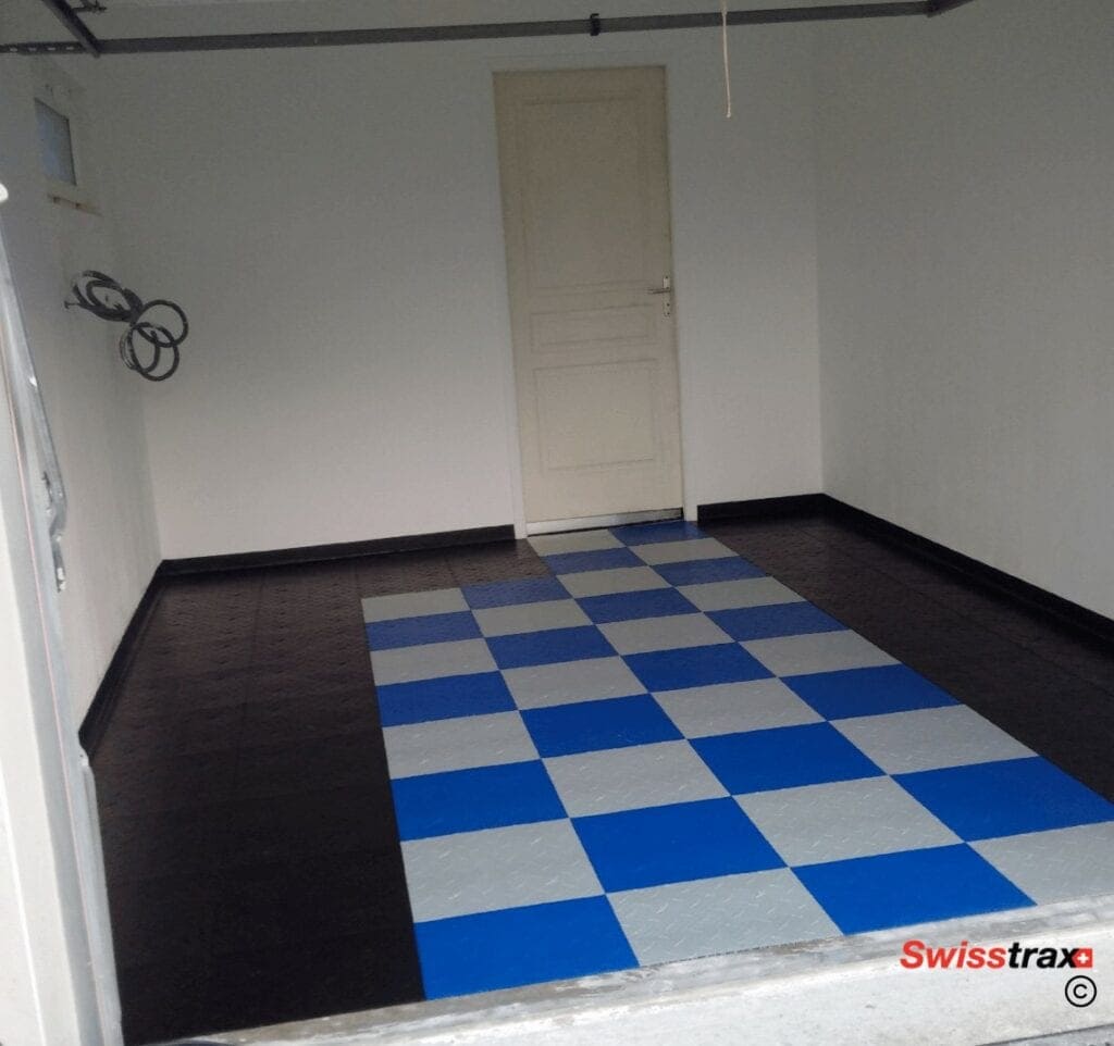 dalles pour garage particulier avec un motif damier gris, bleu et noir
