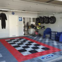 garage thème ford avec drapeau à damier