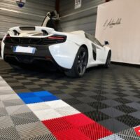 garage showroom avec sol en dalles SWISSTRAX