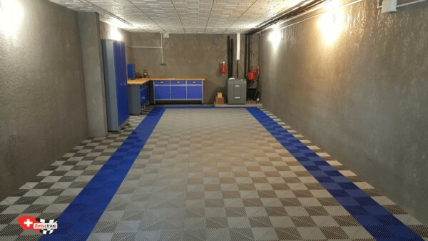 Garage recouvert de dalles de sol SWISSTRTAX gris et bleu