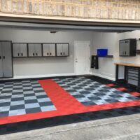 double garage avec dalles de sol grises noires et rouges