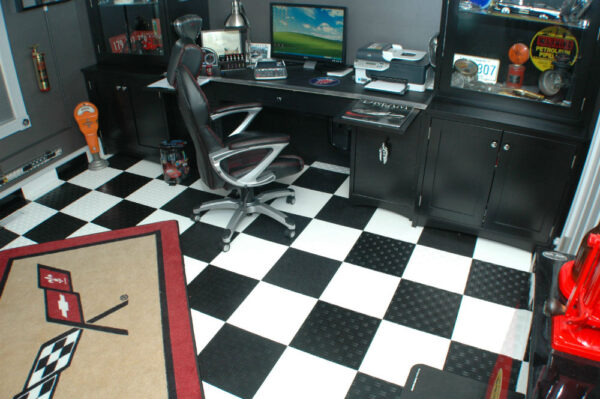 Cave aménagée en salle gaming avec sol en damier noir et blanc en dalles clipsables SWISSTRAX