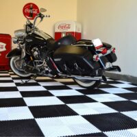garage moto avec des dalles clipsables swisstrax