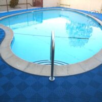 dalle de sol pour piscine ribtrax bleu - swisstrax