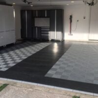 association de style dans un garage moderne avec dalles de sol ajourée et dalles imitation parquet