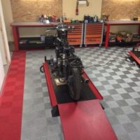 Sol pour atelier avec plateau pour moto