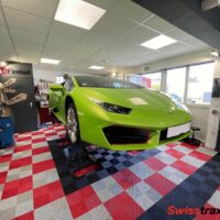 lamborgini verte dans une centre detailing avec un sol en dalles clipsables swisstrax