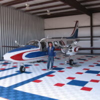 Hangar aménagé pour avion avec des dalles clipsables