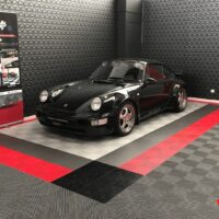 dalle de sol pour showroom dans un garage