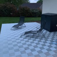 Dalle plastique pour terrasse avec chaise longue