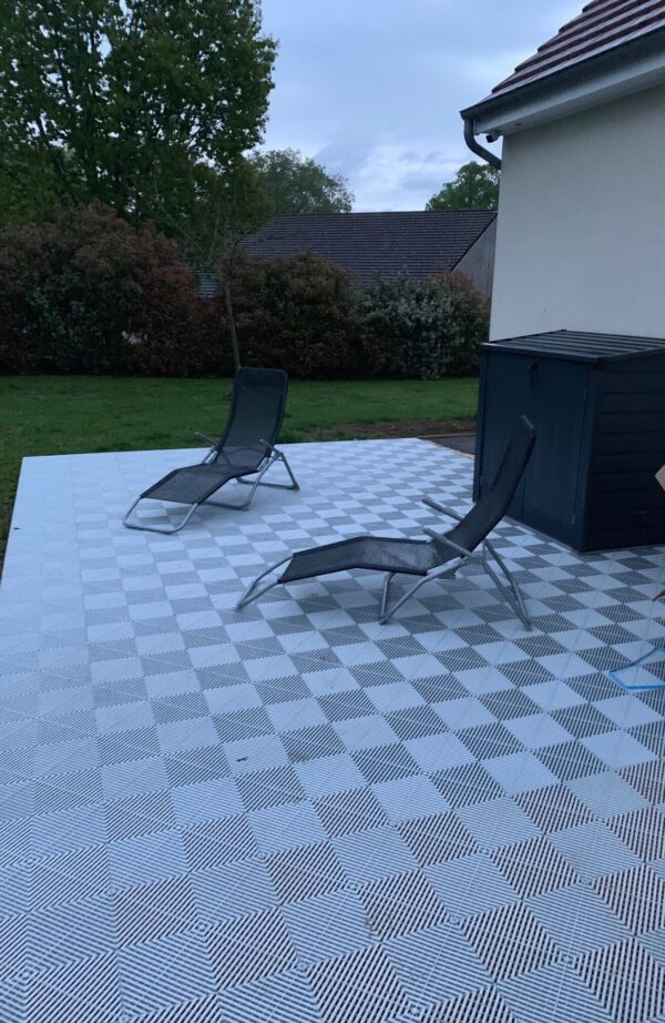 Dalle plastique pour terrasse avec chaise longue