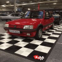 Véhicule de collection exposé sur un tapis en revêtment de sol SWISSTRAX