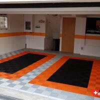 garage double avec accent orange pour marquer les places
