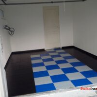 Garage auto avec sol en dalles Diamondtrax damier bleu et gris