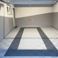 garage moderne avec revêtement de sol en dalles clipsables