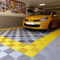 garage renault avec accent en dalle de sol jaune