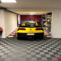 corvette jaune dans un garage avec dalles de sol ajourées grises