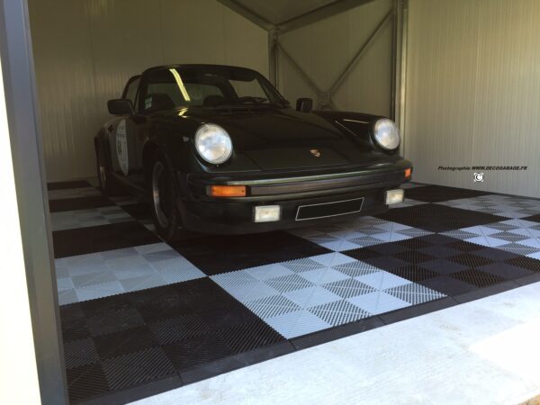 Porsche dans un garage avec des dalles de sol effet damier large