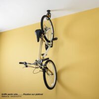 crochet pour vélo à suspendre dans un garage