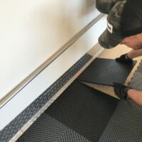 installation simple de dalles clipsables dans un garage