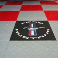 logo mustang sur sol de garage