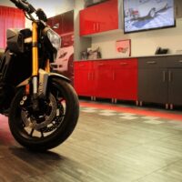 Garage moto avec sol imitation parquet en dalles polypropylène