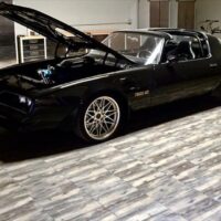 showroom auto avec dalles de sol imitation parquet