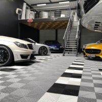 Showroom auto avec des véhicules présentés sur des dalles de sol SWISSTRAX