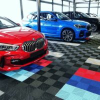Showroom pour concession BMW avec voiture exposées