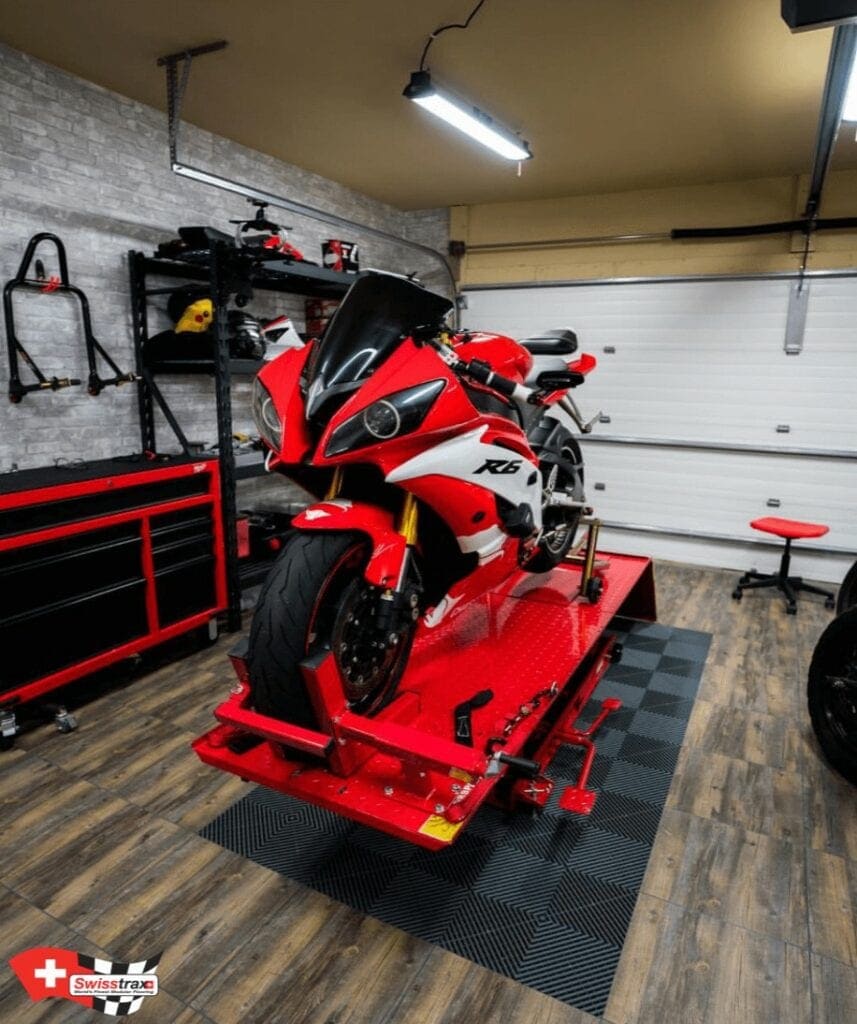 Dalles VINYLTRAX imitation parquet finition vintage dans un atelier moto, R6 rouge