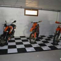 sol de garage moto motif damier avec des ribtrax