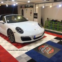 porsche blanche dans un centre detailing