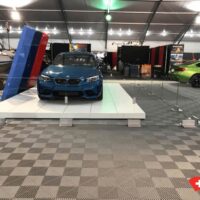 Showroom BMW M dans une convention avec des dalles SWISSTRAX