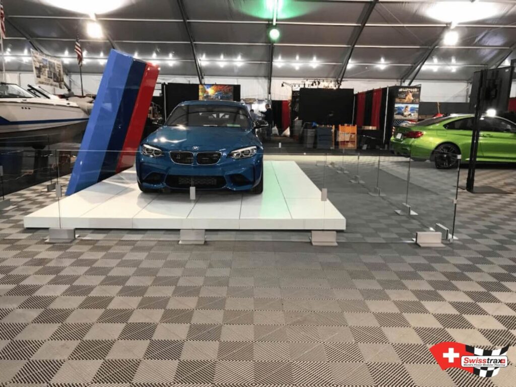 sol modulable pour exposition exemple dans un salon automobile avec un stand BMW M