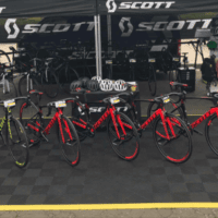 stand marque SCOTT lors d'un événement cycliste avec des dalles de sol SWISSTRAX