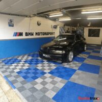 sol de garage décor BMW