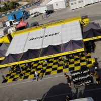 sol pour paddock extérieur jaune et noir