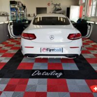 mercedes dans un centre detailing avec dalles de sol en gris et rouge