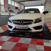 mercedes dans un centre detailing avec dalles de sol en gris et rouge