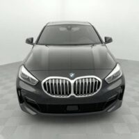 BMW dans un showroom photo automobile avec dalles de sol grises