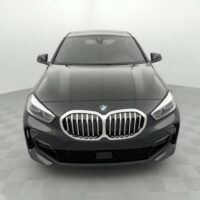 BMW dans un showroom avec des dalles SWISSTRAX