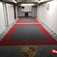 garage design porsche avec dalles de sol grise et rouge