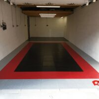 garage voiture avec dalles pleines diamondtrax motif place automobile rouge noir et gris