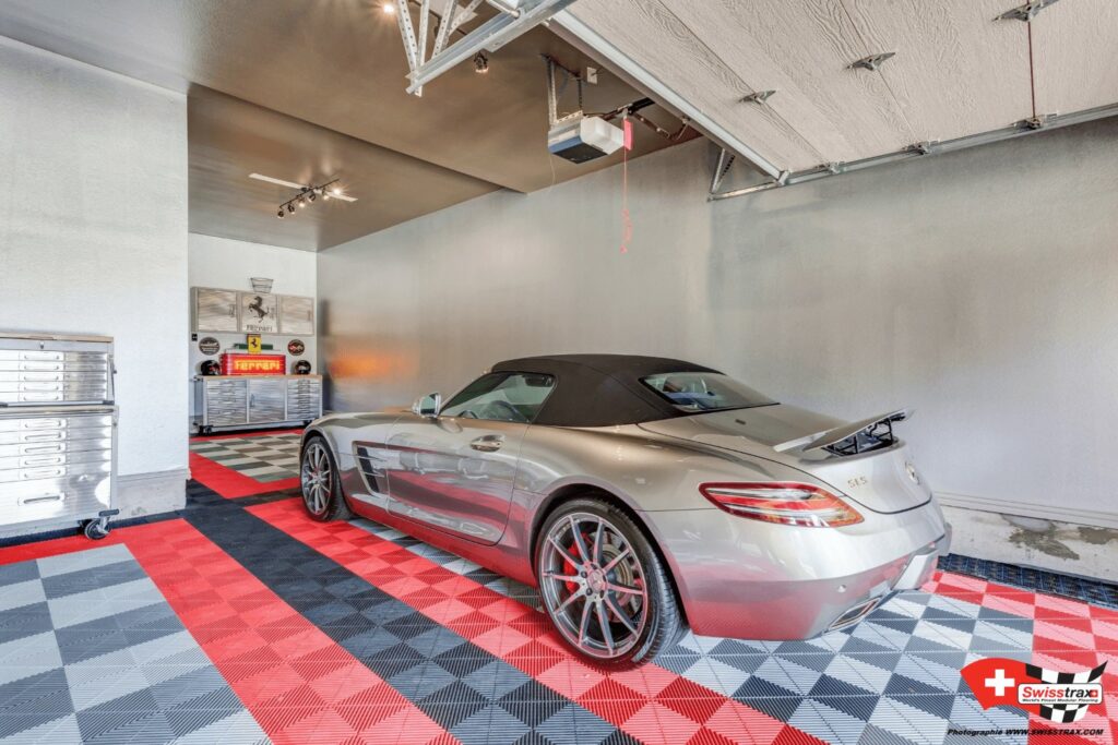 mercedes sls amg grise dans un garage équipé en dalles clipsables SWISSTRAX