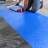 installation des dalles Swisstrax par simple clipsage