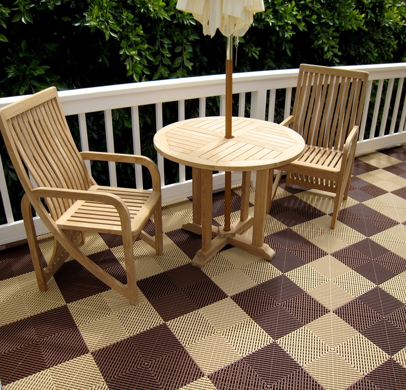dalles clipsables pour terrasse salon de jardin en bois sur un balcon terrasse avec dalles de sol mocha et chocolat