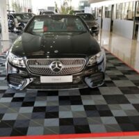 Présentation mercedes sur un sol pour showroom swisstrax