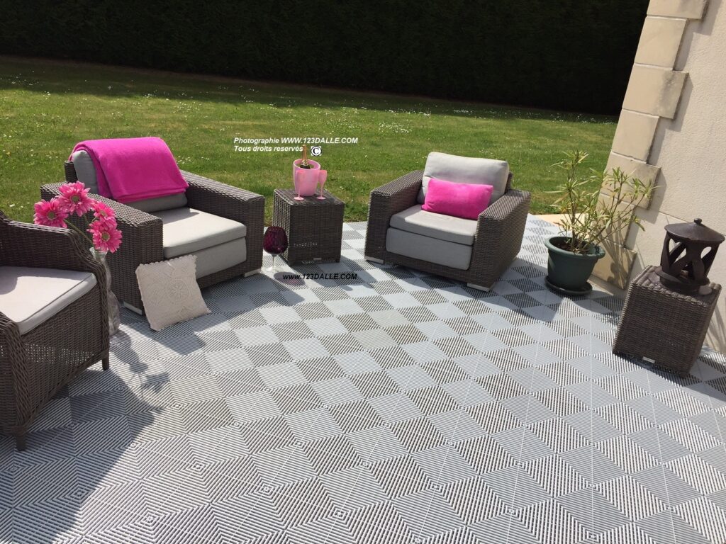terrasse avec dalles de sol clipsables swisstrax en gris argent mobilier de jardin gris foncé