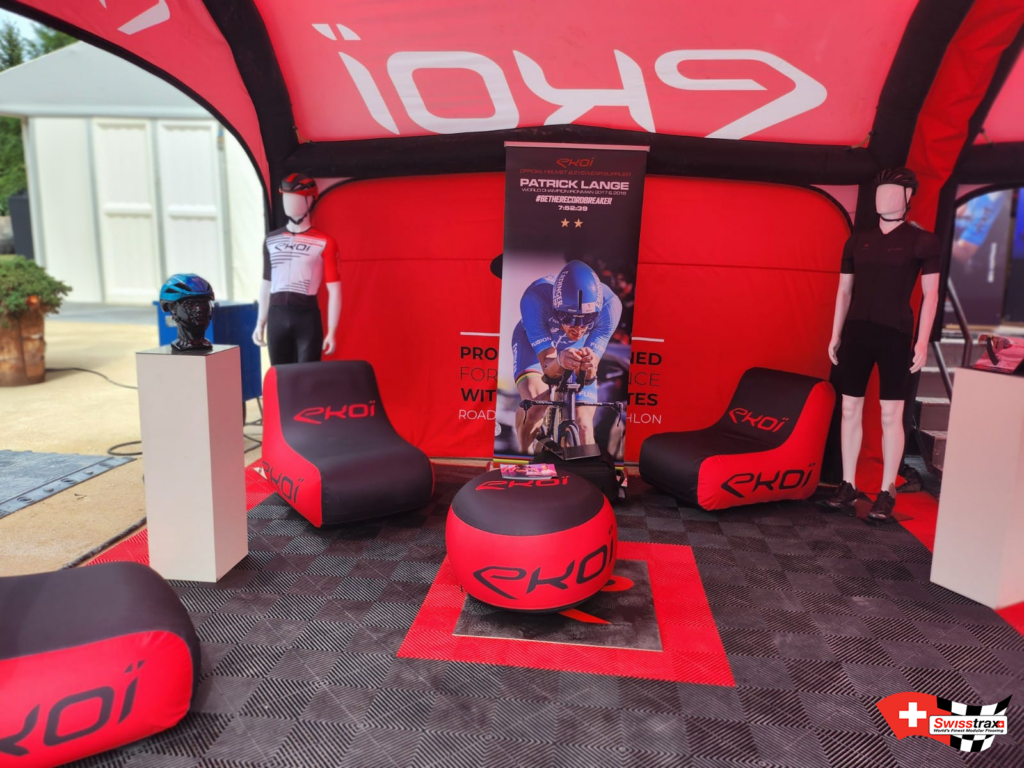 zoom sur le stand EKOÏ personnalisé aux couleurs de la marque noir et rouge