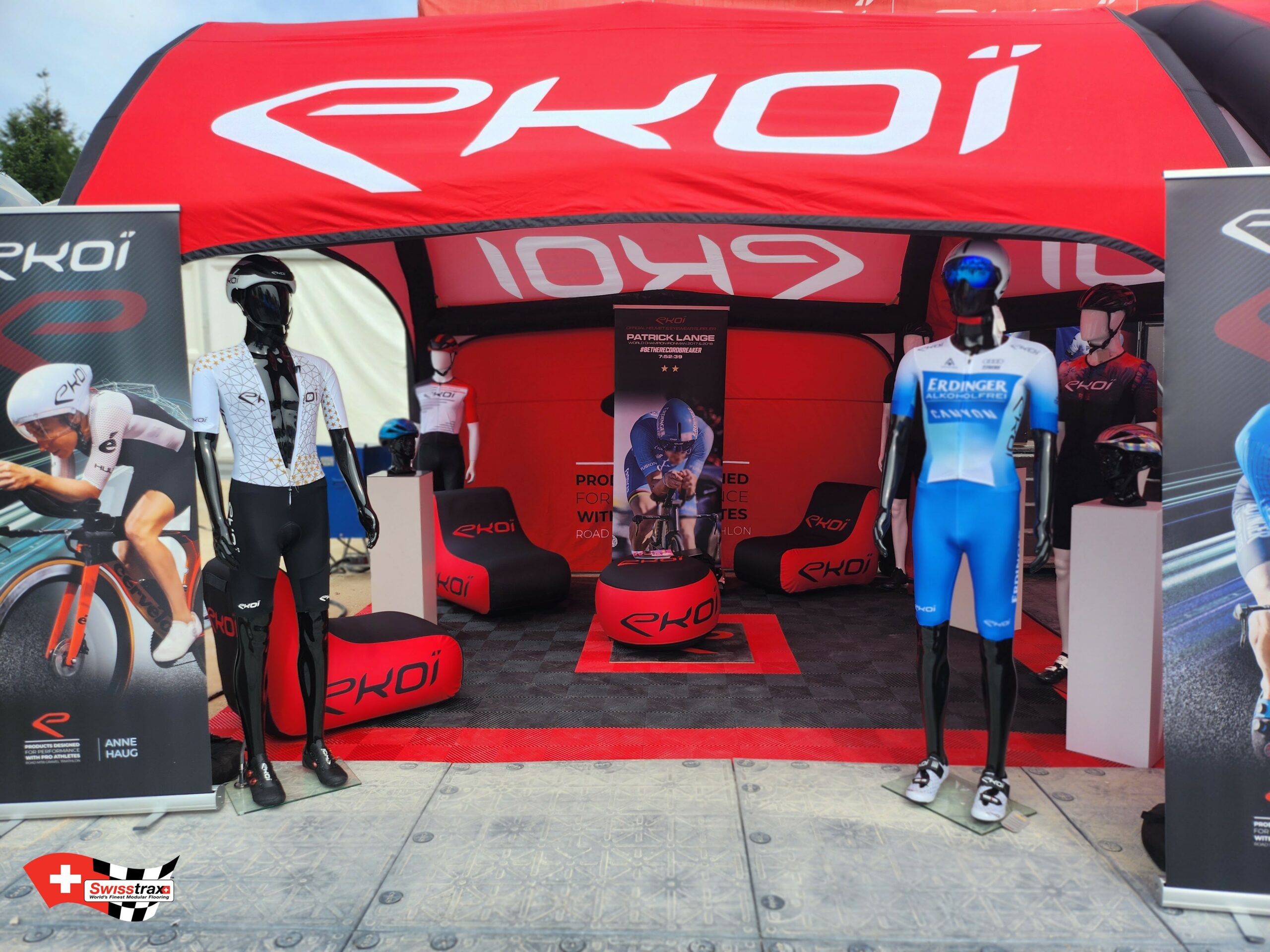 stand marque EKOÏ patrick Lange avec dalles de sol pour événement Smoothtrax rouge et noir